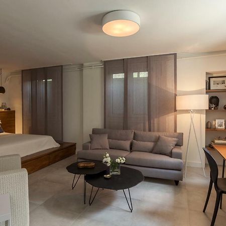 Unique Semi-Basement Stay At The Foot Of The Acropolis Athena Bagian luar foto